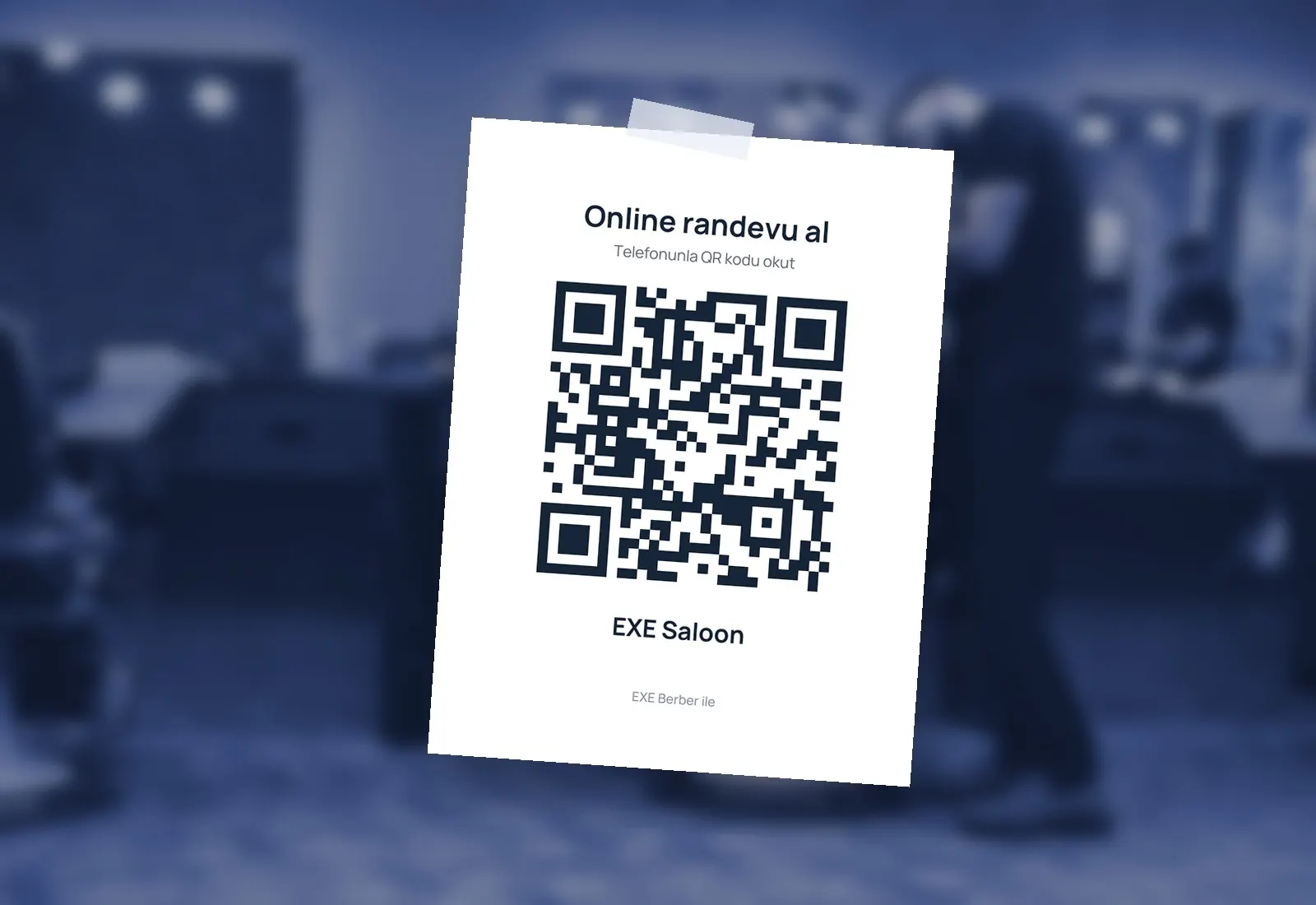 Berber dükkânının aynasına bantlanmış Online randevu al QR afişi